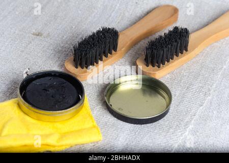 Set per la cura delle scarpe. Due spazzole e crema per scarpe Foto Stock