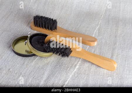 Set per la cura delle scarpe. Due spazzole e crema per scarpe Foto Stock