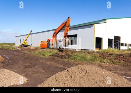 Attrezzature per edilizia. Grande escavatore cingolato nel cantiere Foto Stock