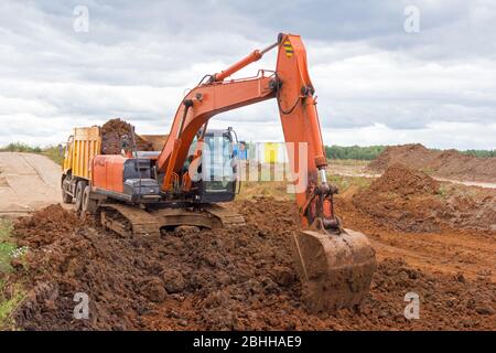 Attrezzature per edilizia. Grande escavatore cingolato nel cantiere Foto Stock