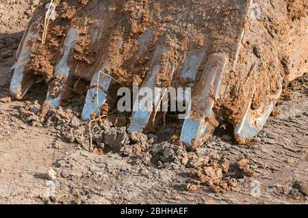 Benna per macchina escavatore. Attrezzature per edilizia. Grande escavatore cingolato nel cantiere Foto Stock