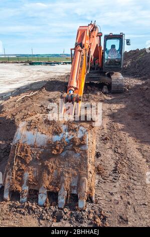 Attrezzature per edilizia. Grande escavatore cingolato nel cantiere Foto Stock