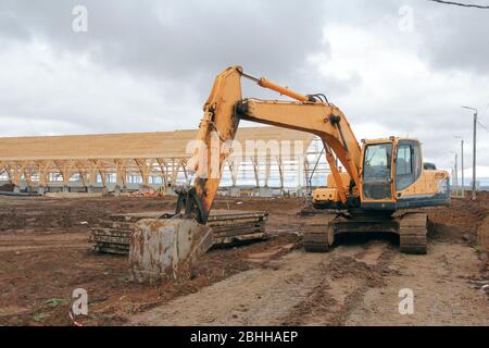 Attrezzature per edilizia. Grande escavatore cingolato nel cantiere Foto Stock