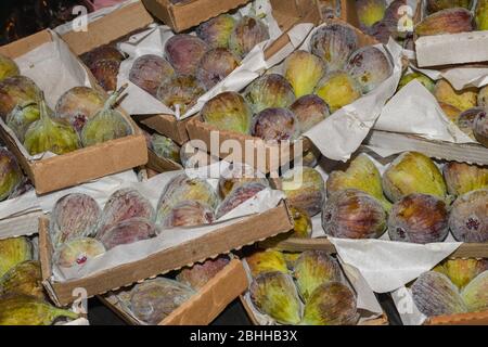 Fichi maturi in scatole per la vendita al mercato contadino Foto Stock