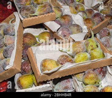 Fichi maturati in scatole per la vendita al mercato agricolo Foto Stock