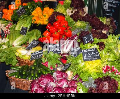 Prodotti locali in vendita esposti al mercato. Borough mercato agricolo a Londra. Concetto di alimentazione biologica e biologica e sana. Verdure, verdure, Foto Stock