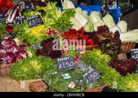 Prodotti locali in vendita esposti al mercato. Borough mercato agricolo a Londra. Concetto di alimentazione biologica e biologica e sana. Verdure, verdure, Foto Stock