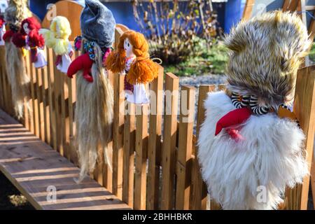Vacanze invernali maschera tradizionale di carnevale di Natale, masque da Suceava, Bucovina, Romania sono esposti durante il festival della raccolta d'autunno Foto Stock