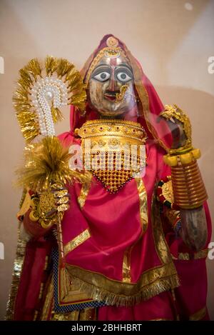 Jodhpur/ India 18 marzo 2019 Idol of Gangaur19 ° secolo mostra in un museo vetrina al Mehrangarh Fort in Jodhpur Rajasthan India Foto Stock