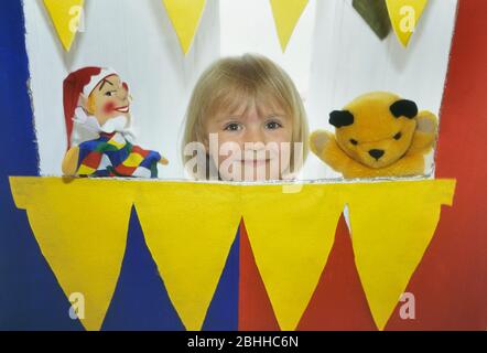 Una giovane ragazza burattinaio con i burattini di Sooty e di MR Punch. Inghilterra, Regno Unito Foto Stock