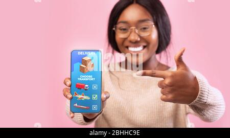 Shopping online. Ragazza African American che punta al telefono cellulare con le opzioni di consegna sullo schermo, collage. Panorama Foto Stock