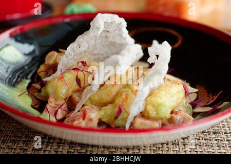 Gamberi fritti in salsa wasabi, pasto asiatico, primo piano Foto Stock