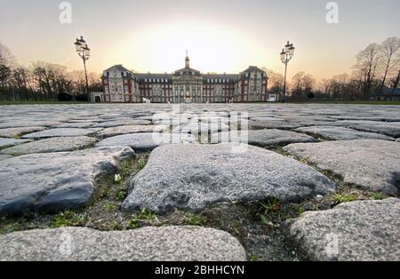 primo. 27.03.2020 Città di Munster, il turismo è a terra in tempi della crisi corona Schlossplatz, Schlossplatz, Schloss. Il Palazzo del Principe-Vescovo di Munster, Westfalia, è un palazzo di residenza per il secondo ad ultimo Principe-Vescovo Massimiliano Friedrich von Konigsegg-Rothenfels, costruito in stile barocco tra il 1767 e il 1787. L'architetto fu Johann Conrad Schlaun. Situato in: Westphalian Wilhelms University Munster, Schlossplatz, Schlossplatz | uso in tutto il mondo Foto Stock