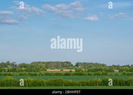 Un tipico paesaggio olandese di polder con un mulino a vento in piedi Foto Stock