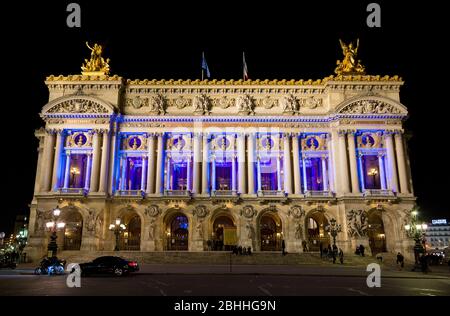 Parigi, Francia - 2 marzo 2015 il Teatro dell'Opera di Parigi, noto come Opera Garnier, è stato illuminato durante lo spettacolo serale. Foto Stock