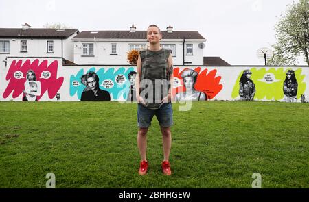 L'artista irlandese emmalene Blake con il suo murale della polizia a Dublino Sud. Questo è l'ultimo della serie "Stay at Home" dell'artista di Dublino che incoraggia la gente a rimanere attaccata alle distanze sociali. Altri artisti sono stati Dua Lipa, Robyn e Cardi B. Foto Stock