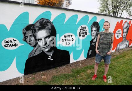 L'artista irlandese emmalene Blake con il suo murale della polizia a Dublino Sud. Questo è l'ultimo della serie "Stay at Home" dell'artista di Dublino che incoraggia la gente a rimanere attaccata alle distanze sociali. Altri artisti sono stati Dua Lipa, Robyn e Cardi B. Foto Stock