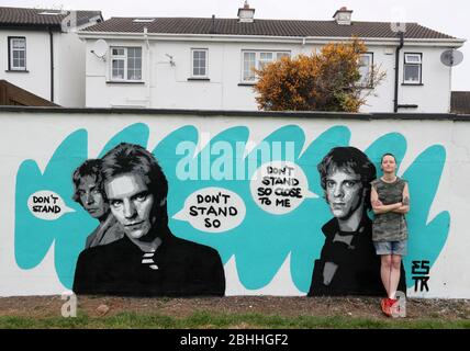 L'artista irlandese emmalene Blake con il suo murale della polizia a Dublino Sud. Questo è l'ultimo della serie "Stay at Home" dell'artista di Dublino che incoraggia la gente a rimanere attaccata alle distanze sociali. Altri artisti sono stati Dua Lipa, Robyn e Cardi B. Foto Stock