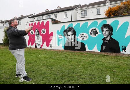 Pat o'Sullivan, presidente del gruppo di consapevolezza suicida NINA for Life, scatta foto del nuovo murale della polizia dell'artista irlandese Emmalene Blake a Dublino Sud. Questo è l'ultimo della serie "Stay at Home" dell'artista di Dublino che incoraggia la gente a rimanere attaccata alle distanze sociali. Altri artisti sono stati Dua Lipa, Robyn e Cardi B. Foto Stock