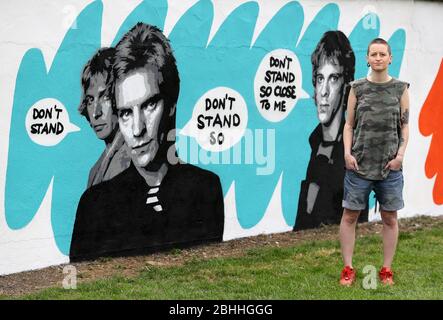 L'artista irlandese emmalene Blake con il suo murale della polizia a Dublino Sud. Questo è l'ultimo della serie "Stay at Home" dell'artista di Dublino che incoraggia la gente a rimanere attaccata alle distanze sociali. Altri artisti sono stati Dua Lipa, Robyn e Cardi B. Foto Stock