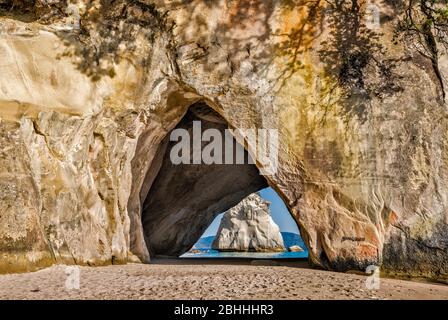 Arco di roccia a Cathedral Cove vicino alla città di Hahei, Penisola di Coromandel, Regione di Waikato, Isola del Nord, Nuova Zelanda Foto Stock