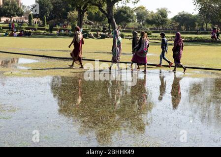 Khajuraho / India 24 Febbraio 2017 India villaggio femminile Tourist a khajuraho giardino in madhya pradesh India Foto Stock