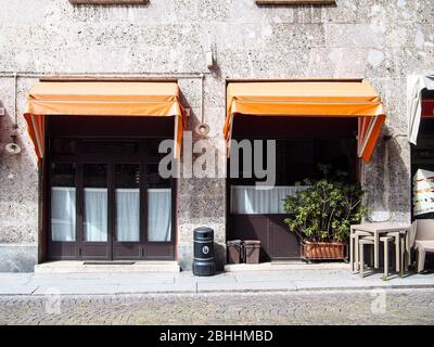 Cremona, Lombardia, Italia - 26 Aprile 2020 - chiusi bar e ristoranti , deserte caffè nel centro durante il blocco dei coronavirus Foto Stock
