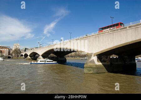 Vista dalla sponda sud del ponte di Waterloo sul Tamigi. Foto Stock