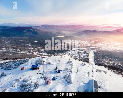 Stazione sciistica della regione di Sheregesh Kemerovo in inverno, paesaggio in montagna e hotel, vista aerea dall'alto Foto Stock