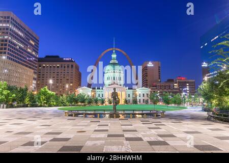 ST. LOUIS, LOUISIANA, USA - 23 agosto 2018: Vista dal Kiener Plaza Park con la statua del runner olimpico, il tribunale vecchio e il Gateway Arch a Twili Foto Stock