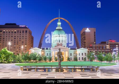 ST. LOUIS, LOUISIANA, USA - 23 agosto 2018: Vista dal Kiener Plaza Park con la statua del runner olimpico, il tribunale vecchio e il Gateway Arch a Twili Foto Stock