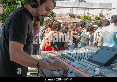 Palma de Mallorca, Spagna; 10/04/2014; celebrazione della Giornata della Musica da radio 3. Mixer audio persona con persone in background Foto Stock