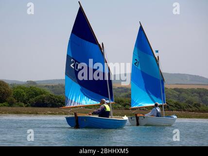 Scows corse sul fiume Yar, isola di Wight Foto Stock