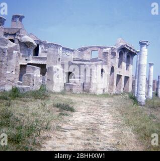 Questa foto risale al 1970 e mostra i resti di un'insula (antica casa romana) in Ostia Antica, la città portuale sul Mar Tirreno, dell'antica Roma Foto Stock