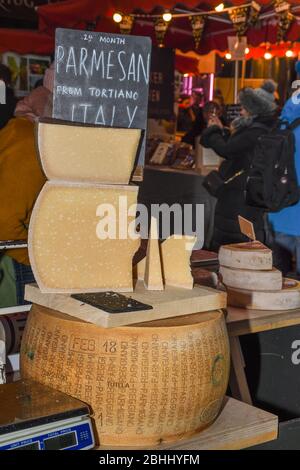 Formaggio di pecora di colore blu invecchiato in una varietà di formaggi per la vendita al Borough Market di Londra, Regno Unito. Foto Stock