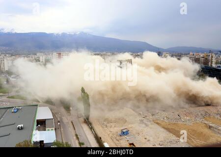 Esplosione controllata con esplosioni di un grande edificio, casa stampa IPK Rodina, a Sofia, Bulgaria, il 04/26/2020. Foto Stock