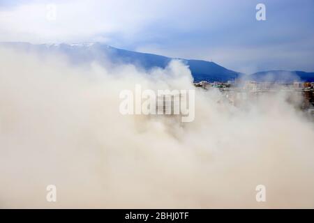 Esplosione controllata con esplosioni di un grande edificio, casa stampa IPK Rodina, a Sofia, Bulgaria, il 04/26/2020. Foto Stock