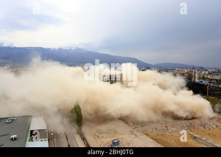 Esplosione controllata con esplosioni di un grande edificio, casa stampa IPK Rodina, a Sofia, Bulgaria, il 04/26/2020. Foto Stock