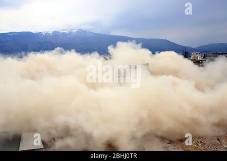 Esplosione controllata con esplosioni di un grande edificio, casa stampa IPK Rodina, a Sofia, Bulgaria, il 04/26/2020. Foto Stock