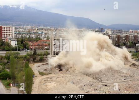 Esplosione controllata con esplosioni di un grande edificio, casa stampa IPK Rodina, a Sofia, Bulgaria, il 04/26/2020. Foto Stock