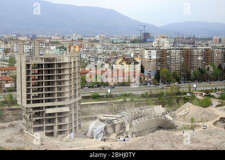 Esplosione controllata con esplosioni di un grande edificio, casa stampa IPK Rodina, a Sofia, Bulgaria, il 04/26/2020. Foto Stock