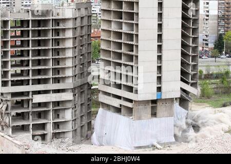 Esplosione controllata con esplosioni di un grande edificio, casa stampa IPK Rodina, a Sofia, Bulgaria, il 04/26/2020 Foto Stock