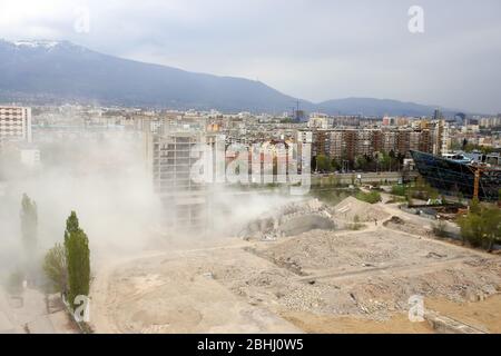 Esplosione controllata con esplosioni di un grande edificio, casa stampa IPK Rodina, a Sofia, Bulgaria, il 04/26/2020. Foto Stock