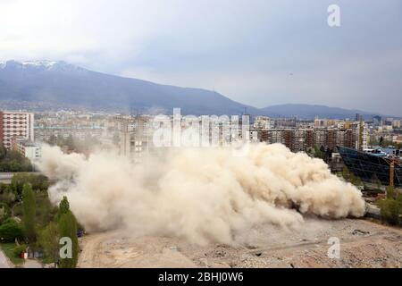 Esplosione controllata con esplosioni di un grande edificio, casa stampa IPK Rodina, a Sofia, Bulgaria, il 04/26/2020. Foto Stock