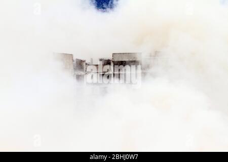 Esplosione controllata con esplosioni di un grande edificio, casa stampa IPK Rodina, a Sofia, Bulgaria, il 04/26/2020 Foto Stock