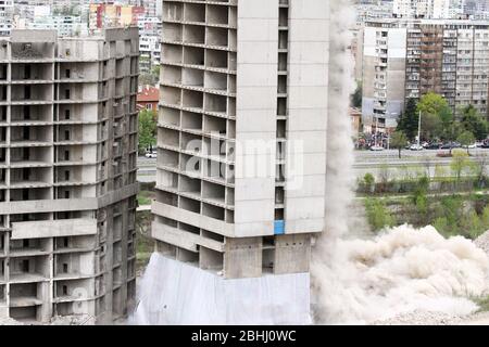 Esplosione controllata con esplosioni di un grande edificio, casa stampa IPK Rodina, a Sofia, Bulgaria, il 04/26/2020 Foto Stock