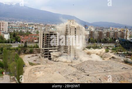 Esplosione controllata con esplosioni di un grande edificio, casa stampa IPK Rodina, a Sofia, Bulgaria, il 04/26/2020. Foto Stock