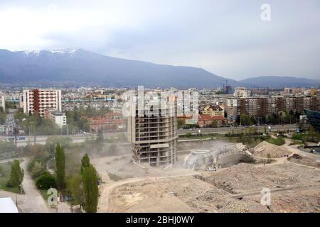 Esplosione controllata con esplosioni di un grande edificio, casa stampa IPK Rodina, a Sofia, Bulgaria, il 04/26/2020. Foto Stock