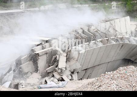 Esplosione controllata con esplosioni di un grande edificio, casa stampa IPK Rodina, a Sofia, Bulgaria, il 04/26/2020 Foto Stock