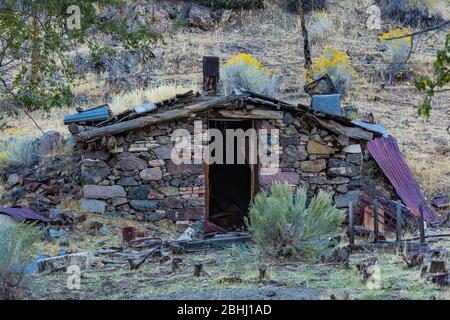 Edificio in pietra nella vecchia città fantasma mineraria di argento e cinabro di Ione, Nevada, USA [Nessuna release di proprietà; disponibile per la licenza editoriale onlu] Foto Stock